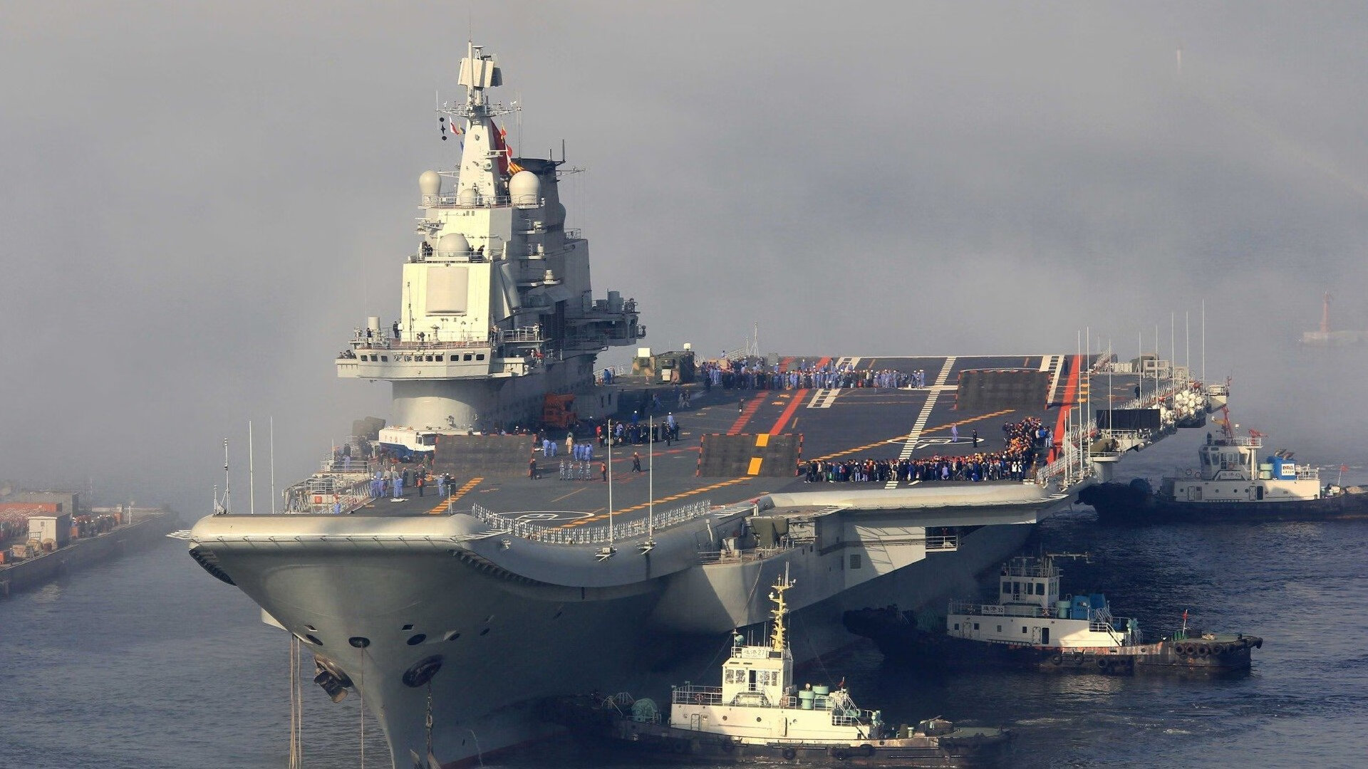 【粉丝狂欢】现场观众的热情更添比赛火热氛围，粉丝活动