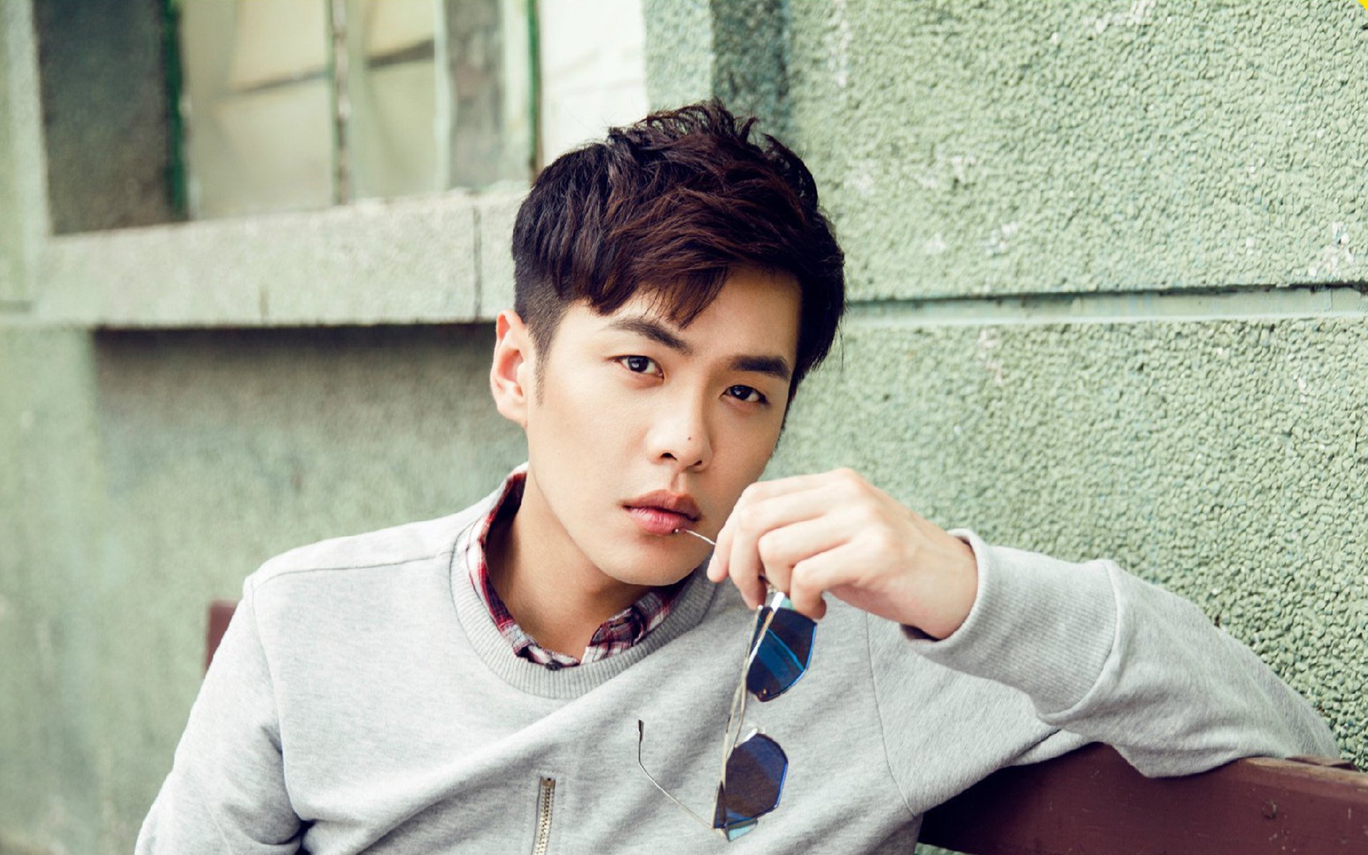 西甲中锋连续破门,助球队稳坐榜首,西甲最佳中卫