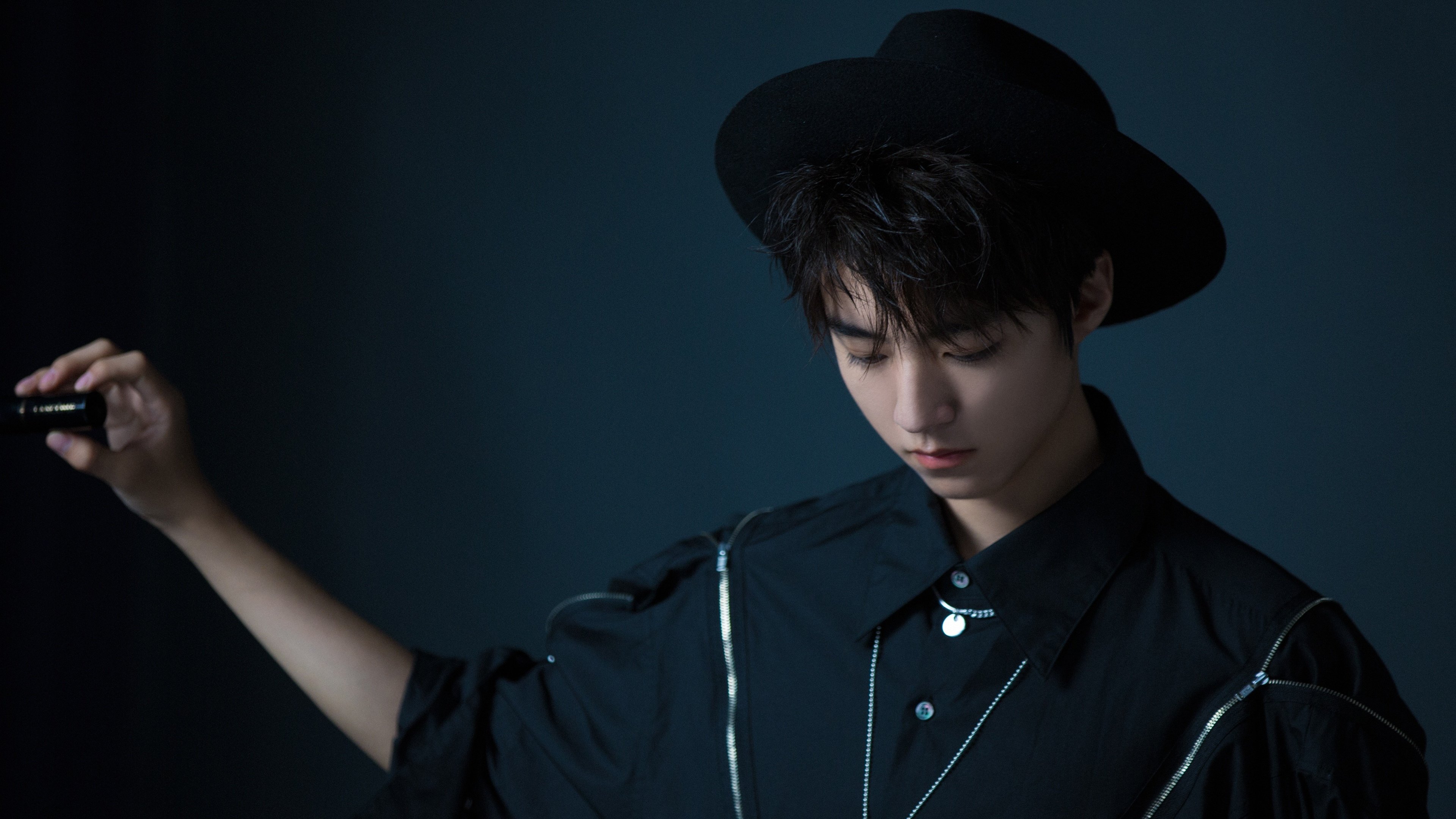 爱游戏app-佛罗伦萨险胜卡利亚里，主场球迷欢呼，弗罗伦萨对卡利亚里