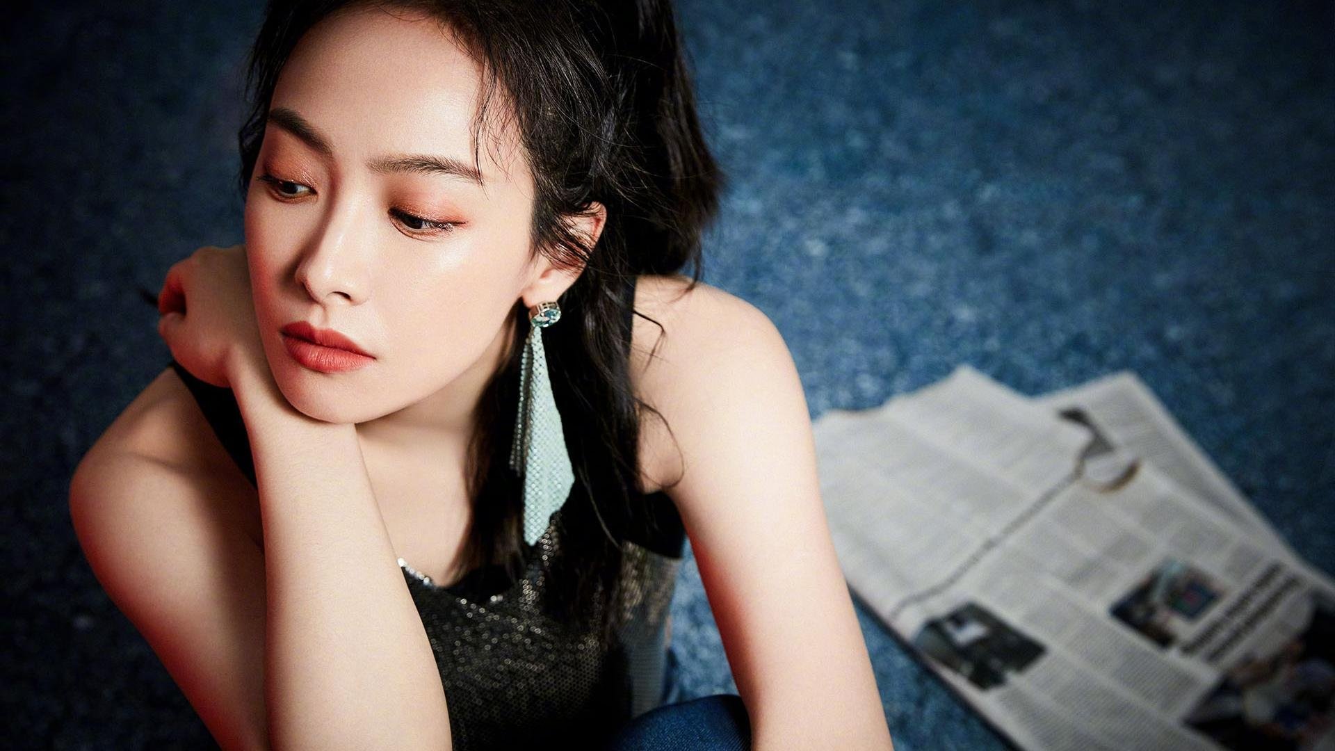 助教突然离队,球队管理层深夜急急闭门会议,球队助理教练