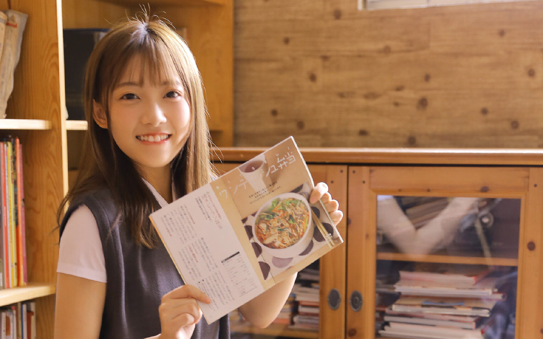 球队整体站位紧凑对对方核心球员形成包夹限制其组织空间,足球整体防守战术名词解释